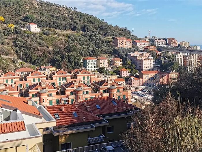 Appartamento con 5 locali in vendita in Via Delfino, Varazze