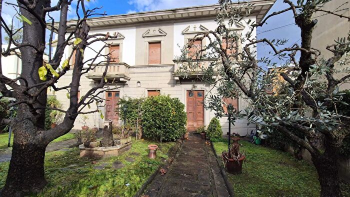 Casa con 10 locali in vendita in Campi Bisenzio