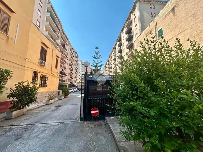 Appartamento trilocale in vendita in Via Mariano Campo, Palermo