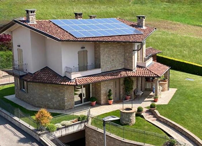 Casa con 6 locali in vendita in Via Eugenio Montale, Rovetta