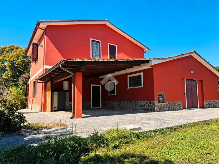 Casa con 8 locali in vendita in Via Omegna, Roma