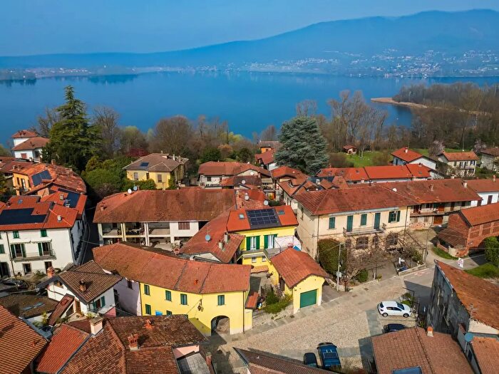 Appartamento con 6 locali in vendita in Via Piave, Cazzago Brabbia