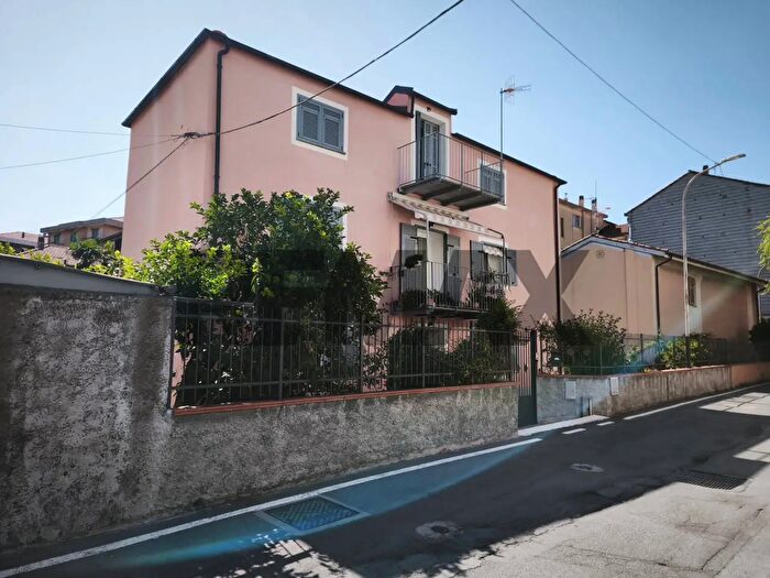Casa con 5 locali in vendita in Quiliano