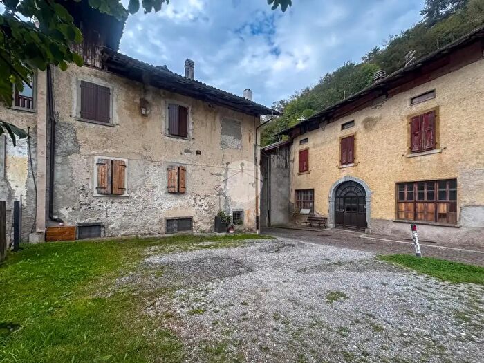 Casa con 8 locali in vendita in Via Peluca, Ledro