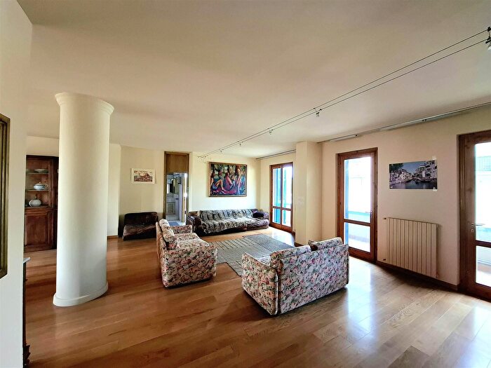 Appartamento con 8 locali in vendita in Castelfiorentino