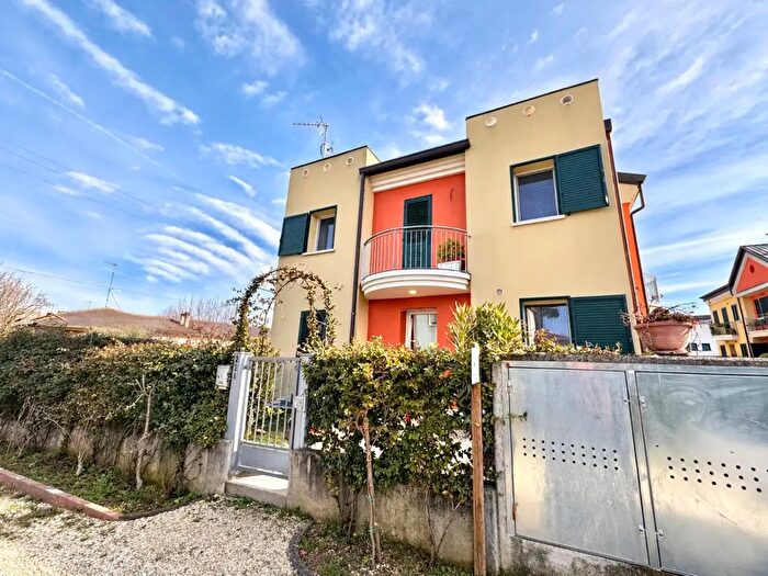 Casa con 5 locali in vendita in Via Monte Pasubio, Noventa Vicentina