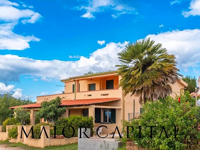 Casa con 8 locali in vendita in Posada