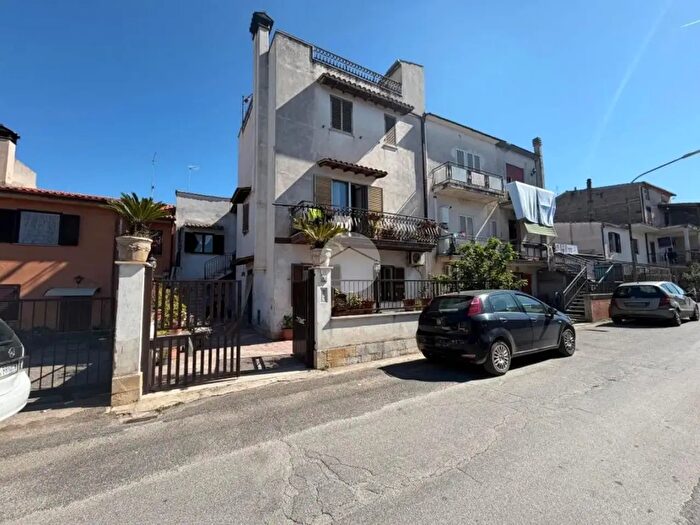 Appartamento trilocale in vendita in Via Borgo Nuovo, Fara In Sabina