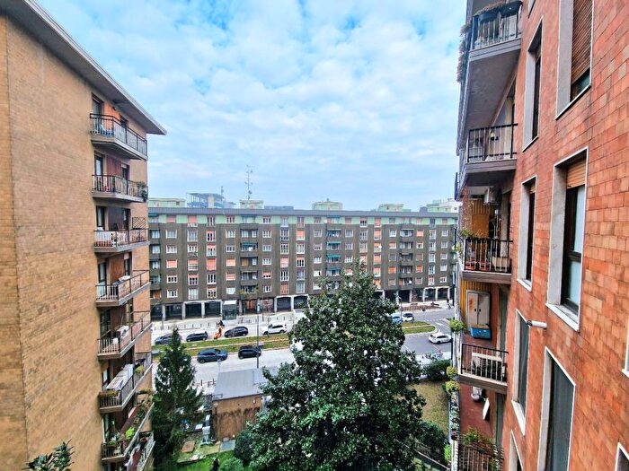 Appartamento trilocale in affitto in Via Lorenteggio, Giambellino, Milano