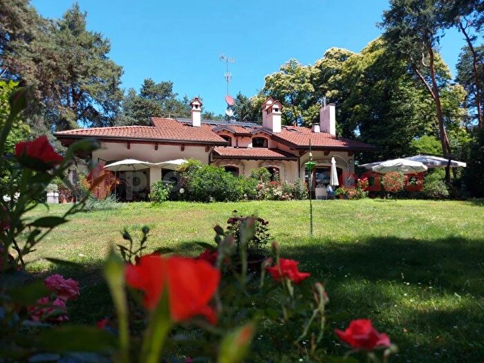Casa con 15 locali in vendita in Via Lazzaretto, Borgo Ticino