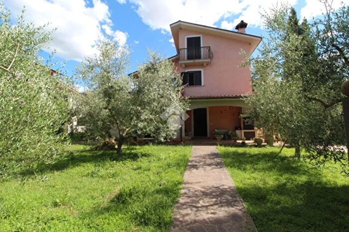 Casa con 5 locali in vendita in Via Montecalvo di Sotto, Scandriglia
