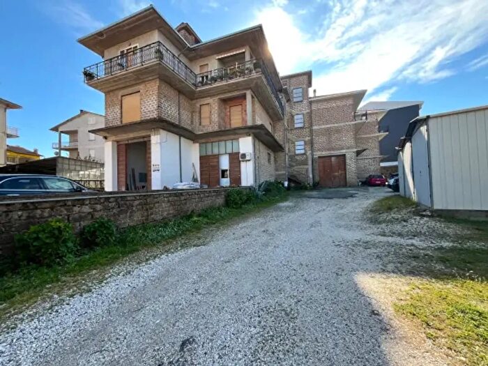 Appartamento con 6 locali in vendita in Via Enrico Fermi, Vasanello