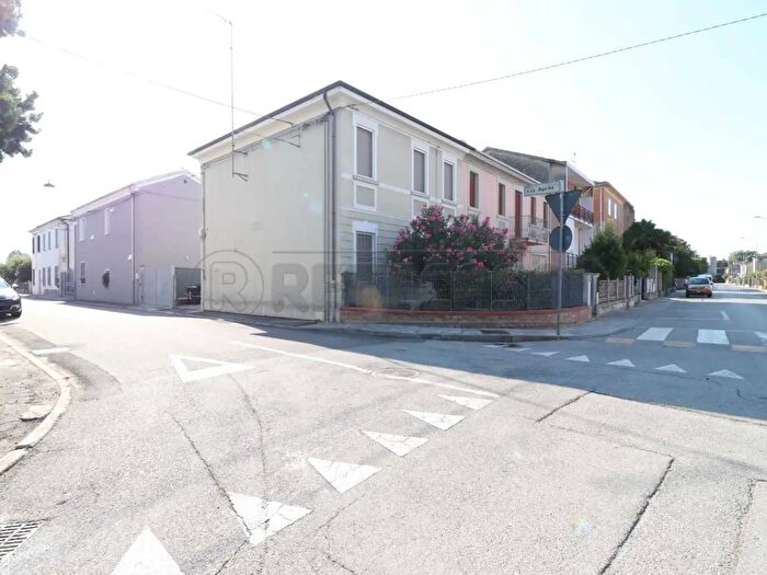 Casa con 6 locali in vendita in Via della Libertà, Bondeno