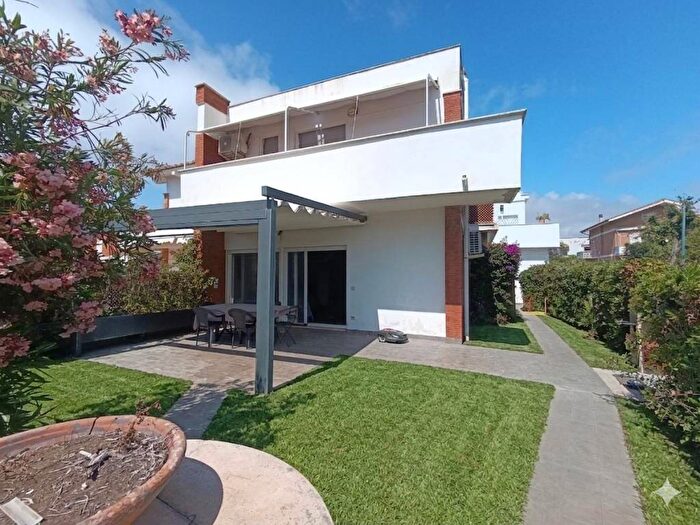Casa con 5 locali in affitto in Via dei Lillà, Lido di Cincinnato Sirene, Anzio