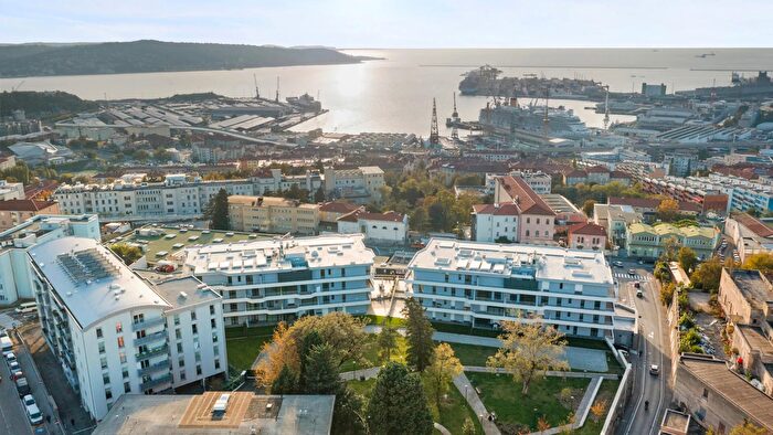 Appartamento trilocale in vendita in Via Costalunga, Trieste