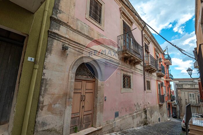 Casa con 8 locali in vendita in Via Mannisi, Melilli