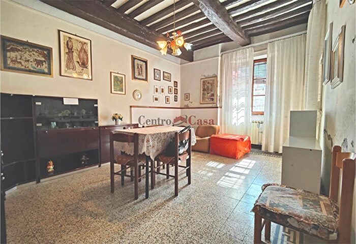 Casa con 6 locali in vendita in Lucca