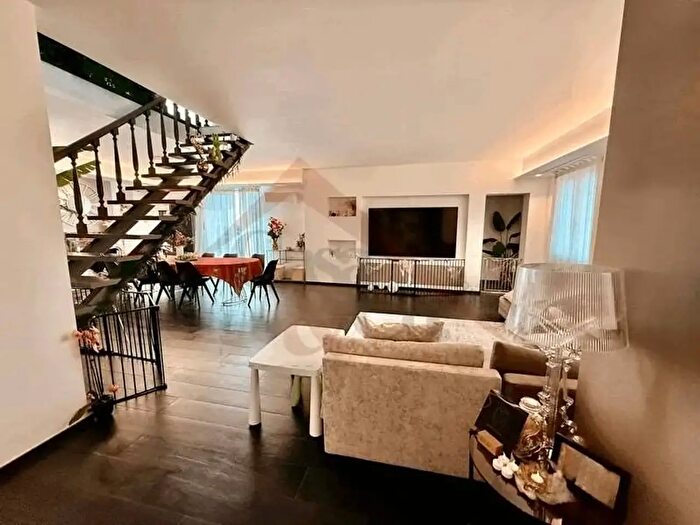 Appartamento con 9 locali in vendita in Via Morgagni, Modena