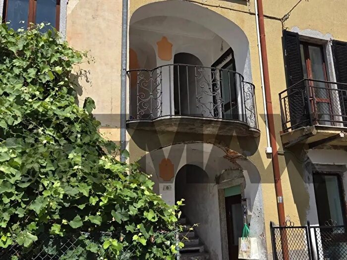 Casa bilocale in vendita in Via Crosa, Cuasso Al Monte