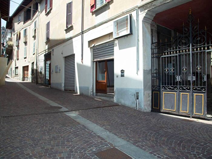 Casa bilocale in vendita in Via Roma, Marchirolo