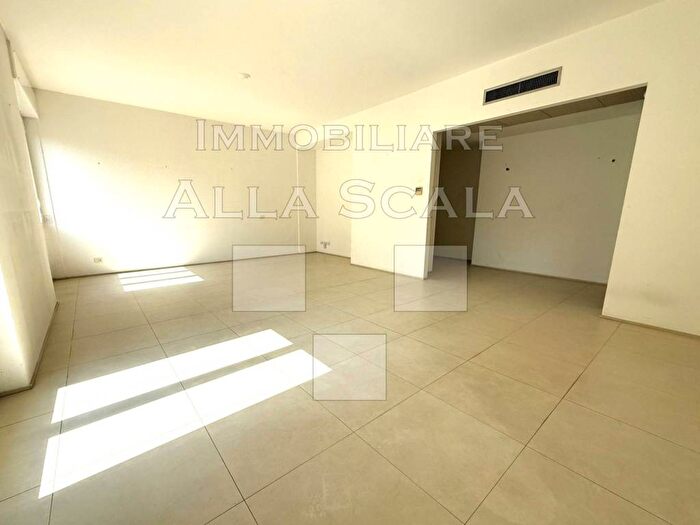 Appartamento quadrilocale in affitto in Via Felice Cavallotti, Borgogna Largo Augusto, Milano