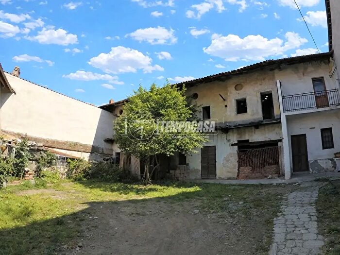Casa con 5 locali in vendita in Via Roma, Barone Canavese