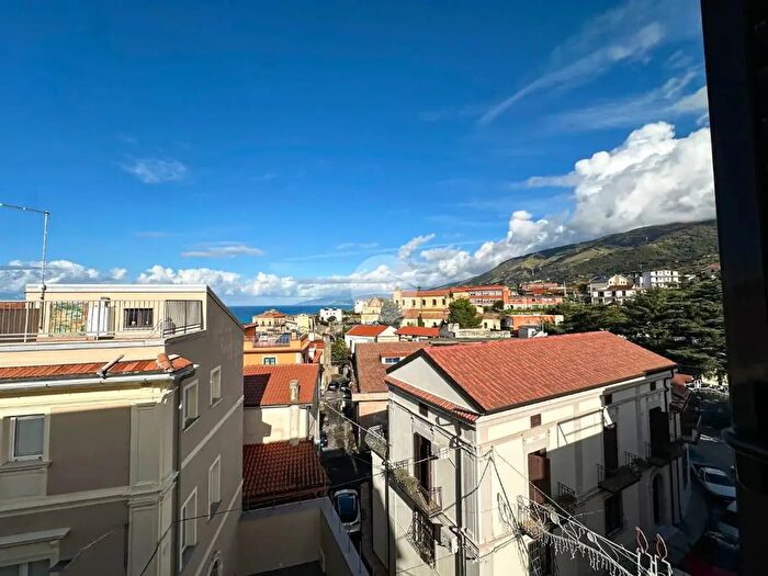 Appartamento con 8 locali in vendita in Via F Giuliani, San Lucido