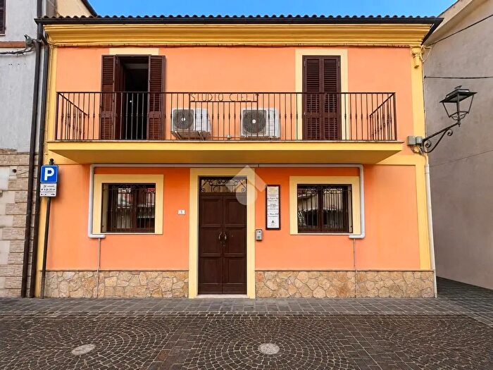 Casa con 6 locali in vendita in Piazza Umberto I, Castilenti