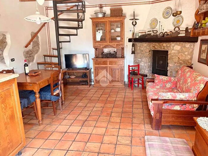 Casa quadrilocale in affitto in Casa Indipendente Via Castello, Tagliacozzo