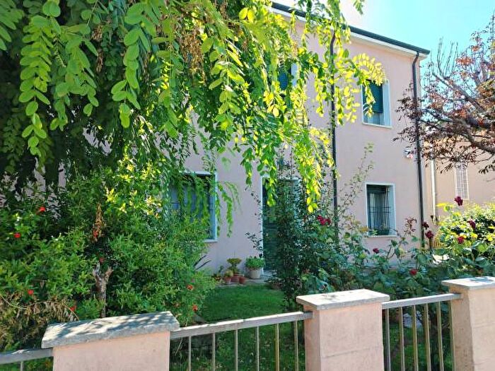 Casa con 6 locali in vendita in Via Bassa Superiore, Bagnacavallo