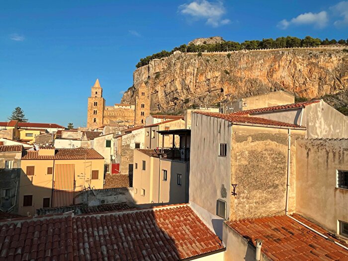 Appartamento con 11 locali in vendita in Via Porto Salvo, Cefalu