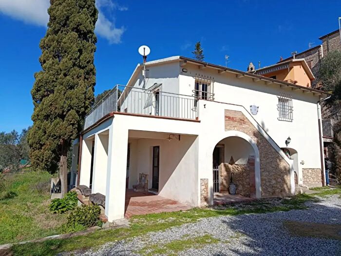 Casa con 6 locali in vendita in Rosignano Marittimo