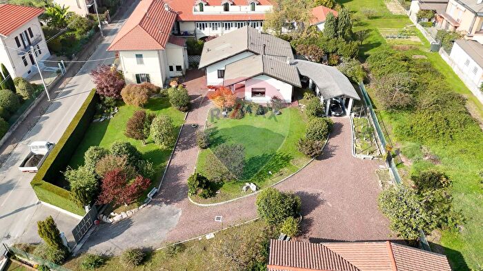 Casa con 9 locali in vendita in Via Castelletto Cervo, Cossato