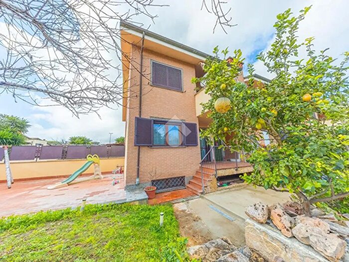 Casa bilocale in vendita in Via Mezzolombardo, Roma