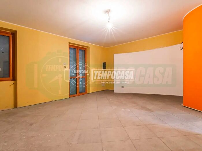 Appartamento quadrilocale in vendita in Via Principe Amedeo, Cislago