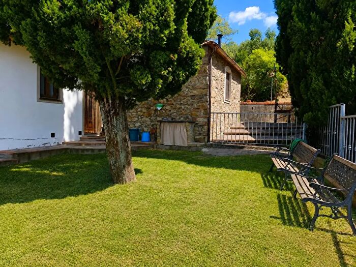 Casa con 9 locali in vendita in Quarrata