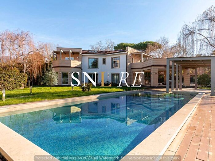 Casa con 6 locali in affitto in Via della Barbiera, Roma Imperiale, Forte dei Marmi