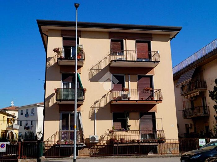 Appartamento quadrilocale in affitto in Via comacchio, Borgo Roma, Verona