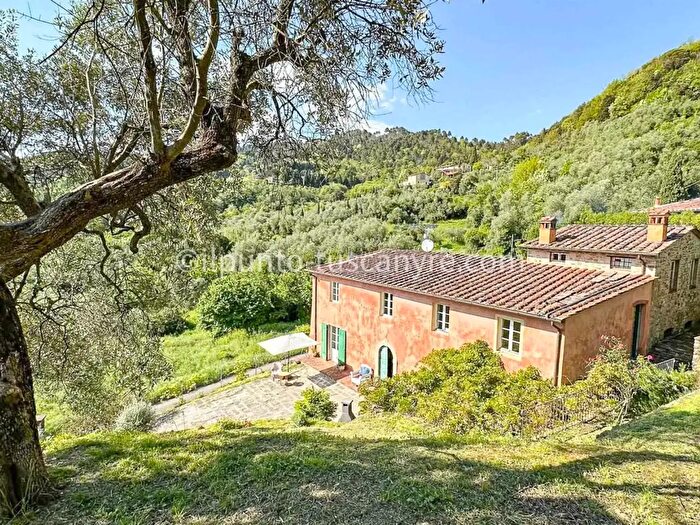 Casa con 11 locali in vendita in Via Torre, Lucca