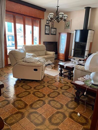 Casa quadrilocale in vendita in Villa Singola Via Ortigara, Paese