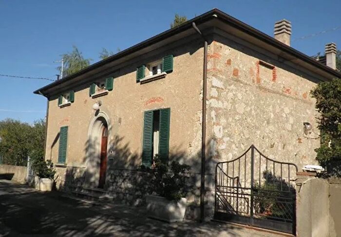 Casa con 5 locali in vendita in Castellina Marittima