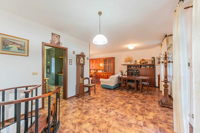 Casa con 8 locali in vendita in Via Cavallini, Galliera