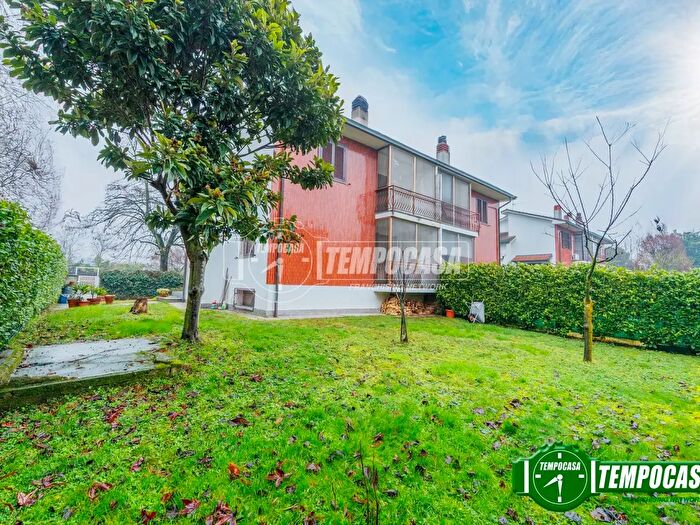 Casa quadrilocale in vendita in Via Aldo Moro, Vernate