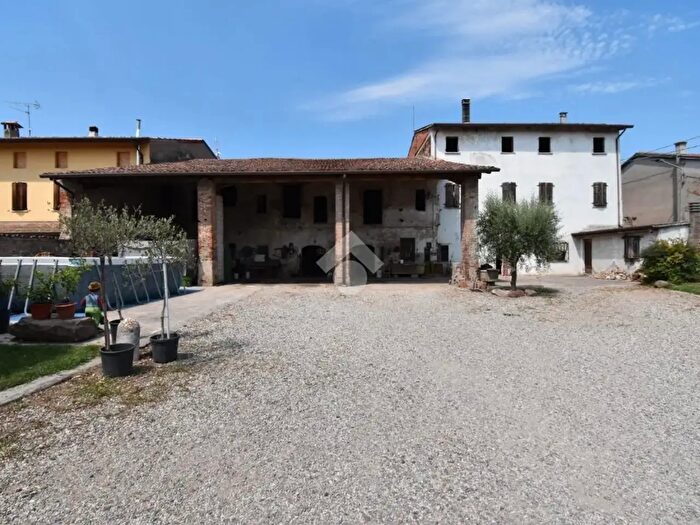 Casa con 5 locali in vendita in Via S Vigilio, Castiglione Delle Stiviere