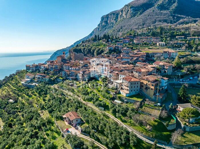 Casa trilocale in vendita in Piazza Cavour, Tignale