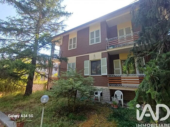 Casa con 8 locali in vendita in Via Enrico Mattei, Urbino