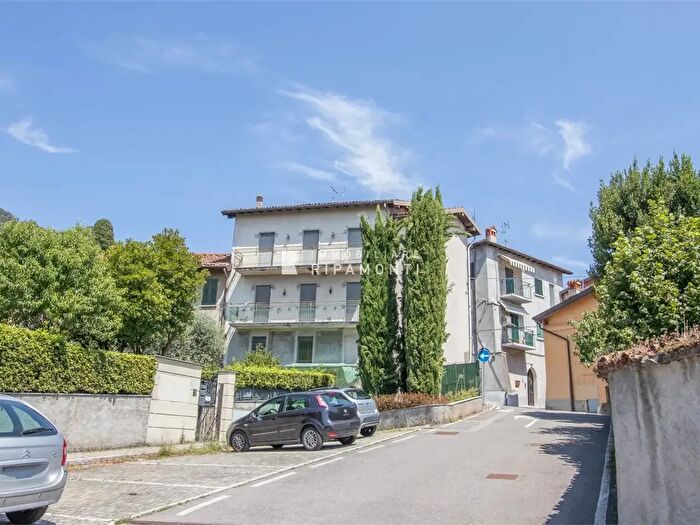Casa con 6 locali in vendita in Via San Bernardino, Galbiate