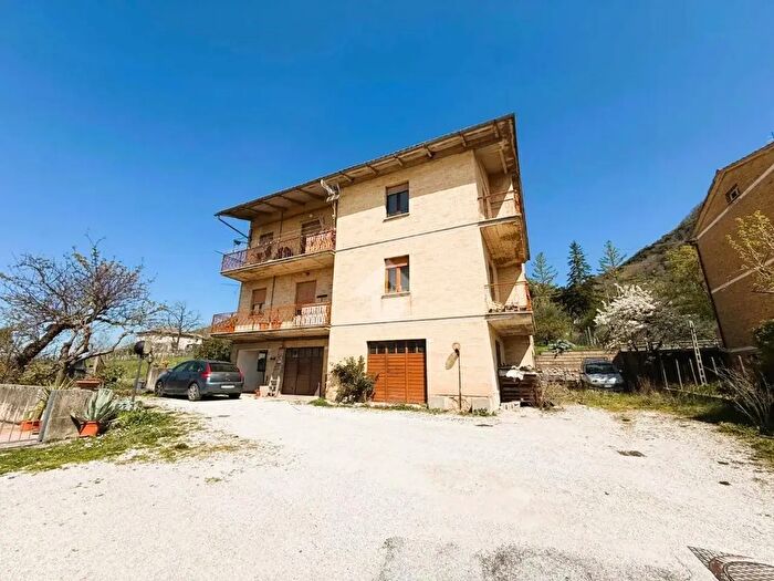 Appartamento con 8 locali in vendita in Fraz Casamorcia, Gubbio