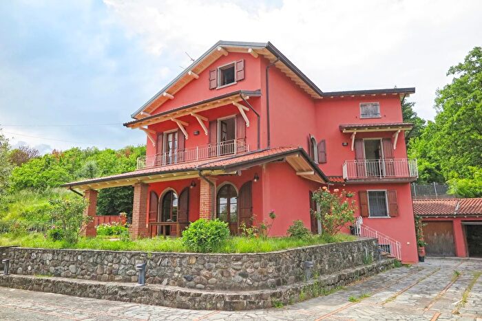 Casa con 8 locali in vendita in Filattiera