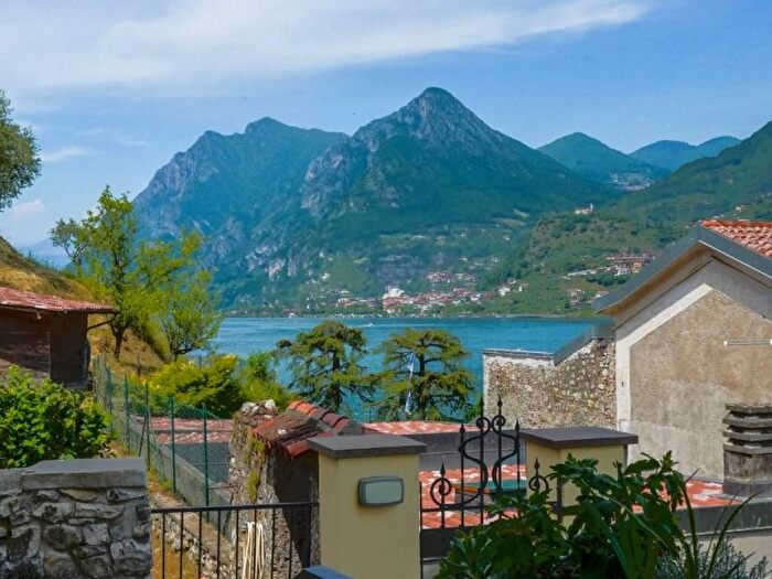 Appartamento trilocale in affitto in Località Carzano, Carzano, Monte Isola